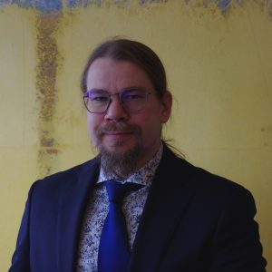 Psykologian tohtori, Puolustusvoimien tutkimuslaitoksen erikoistutkija ja Maanpuolustuskorkeakoulun dosentti Toni Virtanen. Kuvan on ottanut Göte Nyman.