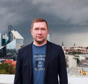 Ylen Viron-toimittaja ja Turun Sanomien kolumnisti Rain Kooli